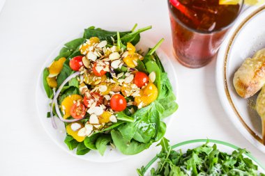 Turuncu ıspanak salatası