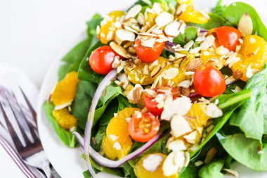 Plaka üzerinde turuncu ıspanak salatası