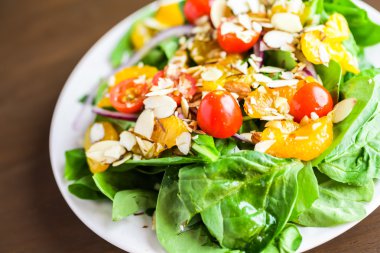 Plaka üzerinde turuncu ıspanak salatası