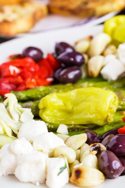 Meze tabağı vejetaryen meze ile