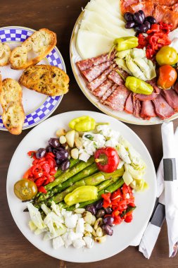 Meze tabağı vejetaryen meze ile