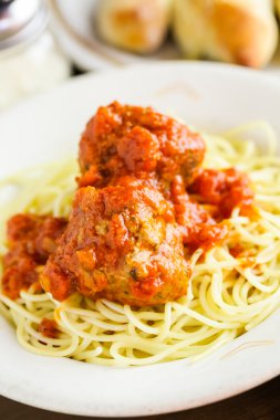 Spagetti plaka üzerinde köfte ile