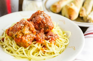 Spagetti plaka üzerinde köfte ile