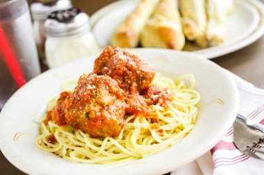 Spagetti plaka üzerinde köfte ile