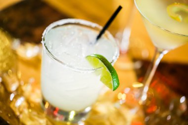 Limonu ile süslenmiş Mojito