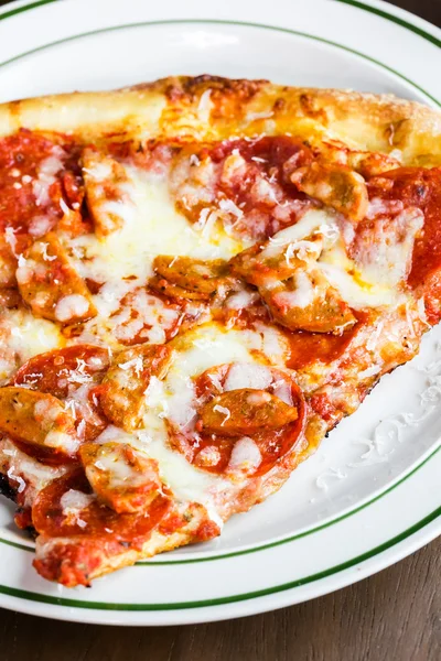 Peperoni freschi e fetta di pizza salsiccia — Foto Stock