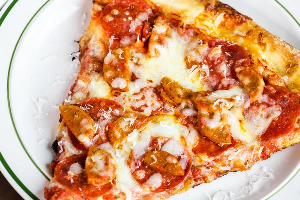Pepperoni fresco e fatia de pizza de salsicha — Fotografia de Stock