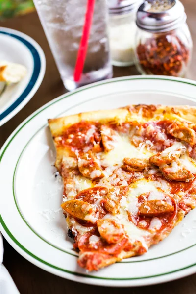 Pepperoni fresco y rebanada de pizza de salchicha — Foto de Stock