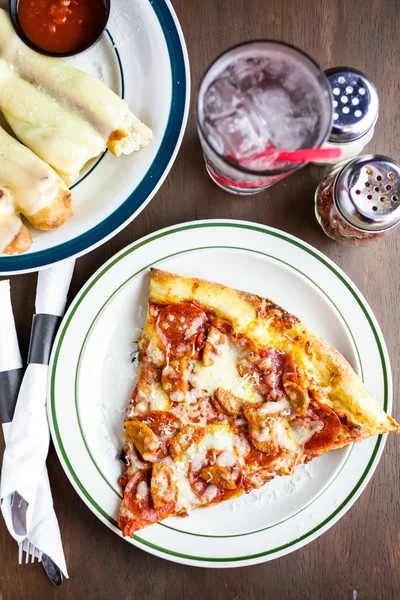 Pepperoni fresco e fatia de pizza de salsicha — Fotografia de Stock