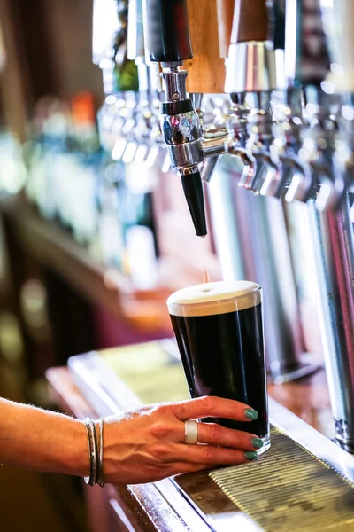 Barman versant de la bière pression — Photo