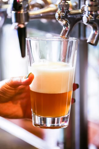 Barkeeper schenkt Fassbier ein — Stockfoto