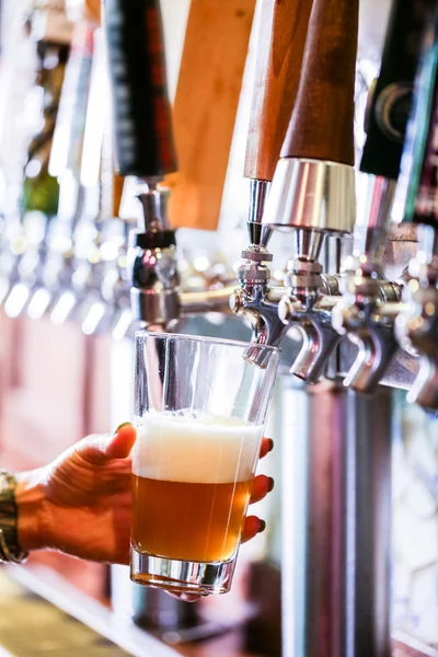 Barkeeper schenkt Fassbier ein — Stockfoto