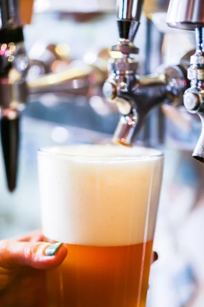 Barkeeper schenkt Fassbier ein — Stockfoto