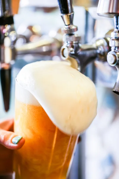 Barman derramando cerveja rascunho — Fotografia de Stock