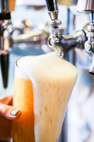 Barman gieten tapbier — Stockfoto