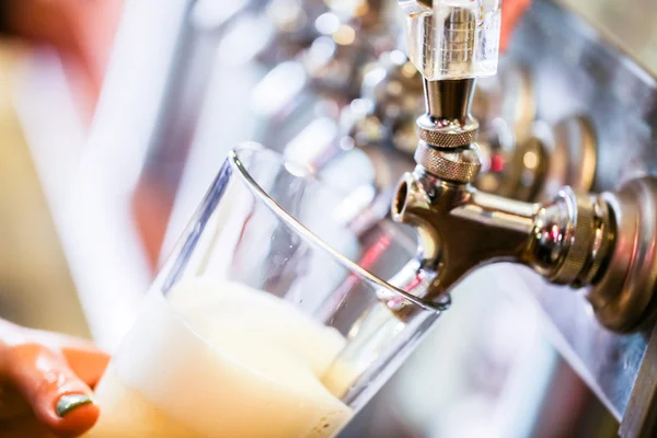 Bartender pouring draft beer — Stock Photo, Image