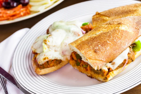 Köfteli sandviç plaka üzerinde — Stok fotoğraf