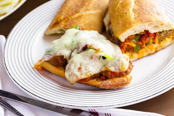 Panino con polpette sul piatto — Foto Stock