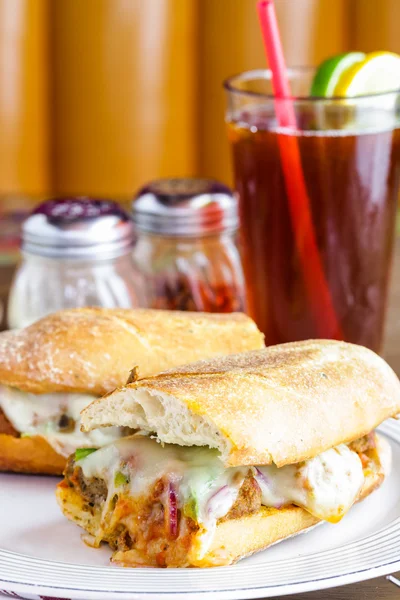 Gehaktbal sandwich op de plaat — Stockfoto
