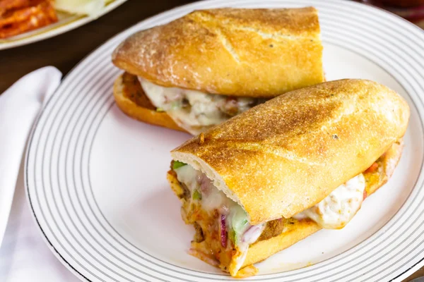 Panino con polpette sul piatto — Foto Stock