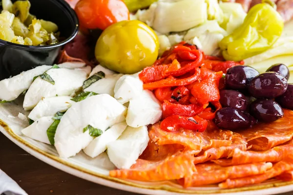 Aptitretare tallrik med antipasto — Stockfoto