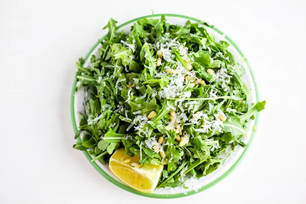 Salada de abúgula com pinhões — Fotografia de Stock