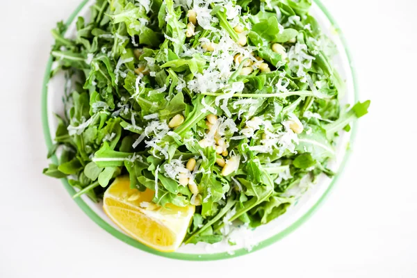 Rucola Sallad med pinjenötter — Stockfoto