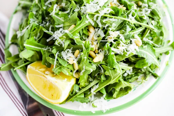 Ensalada de rúcula con piñones — Foto de Stock