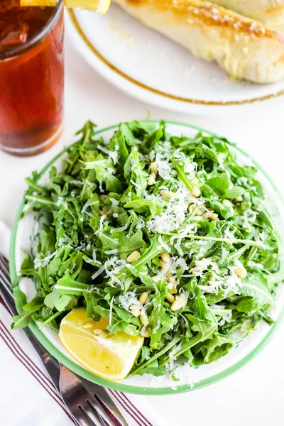 Rucola Sallad med pinjenötter — Stockfoto