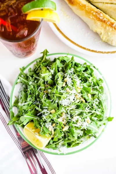 Salada de abúgula com pinhões — Fotografia de Stock