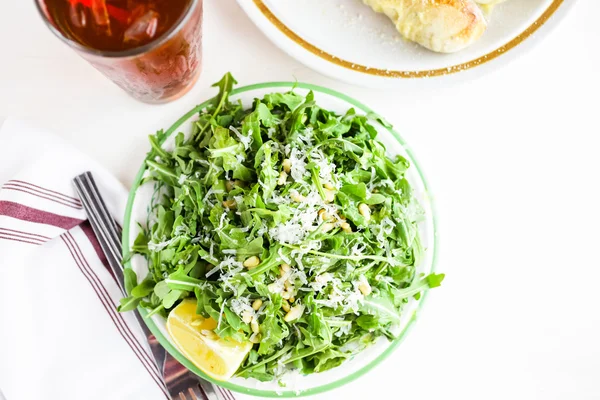 Rucola salade met pijnboompitten — Stockfoto