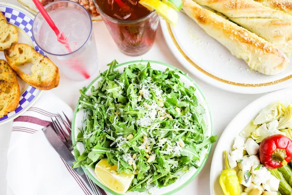 Rucola Sallad med pinjenötter — Stockfoto