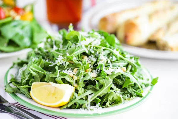 Rucola salade met pijnboompitten — Stockfoto