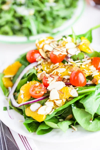 Orange spinach salad — Stock Photo, Image