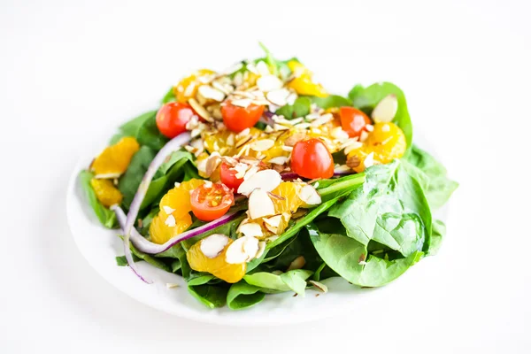 Salada de espinafre laranja no prato — Fotografia de Stock