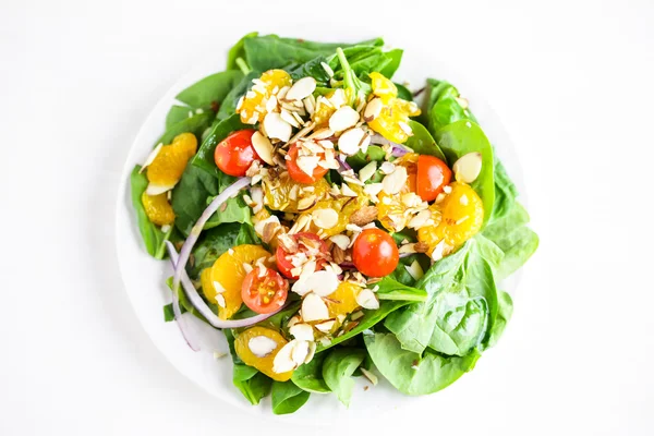 Plaka üzerinde turuncu ıspanak salatası — Stok fotoğraf