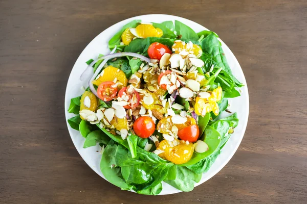 Plaka üzerinde turuncu ıspanak salatası — Stok fotoğraf