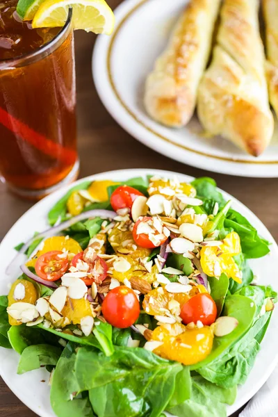 Oranje spinazie salade op de plaat — Stockfoto