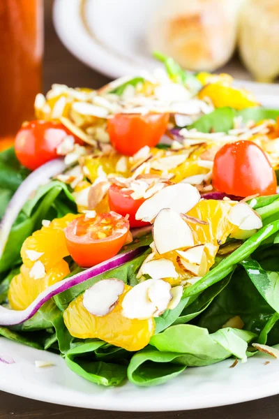 Insalata di spinaci arancioni sul piatto — Foto Stock