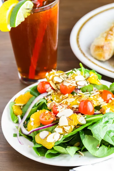 Orange spinach salad on the plate — Stock Photo, Image