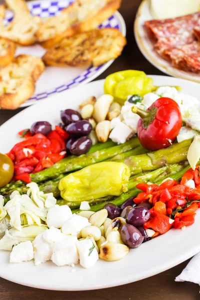 Piatto antipasti con antipasto vegetariano — Foto Stock