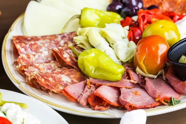 Placa de aperitivos con antipasto vegetariano —  Fotos de Stock