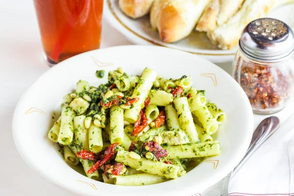 Pesto pasta met kip in de plaat — Stockfoto