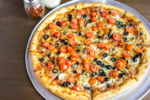 Pizza vegetariana con aceitunas y tomates cherry — Foto de Stock