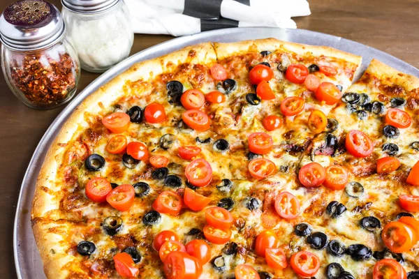 Pizza vegetariana con aceitunas y tomates cherry — Foto de Stock