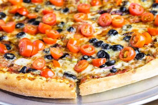 Pizza vegetariana con aceitunas y tomates cherry — Foto de Stock