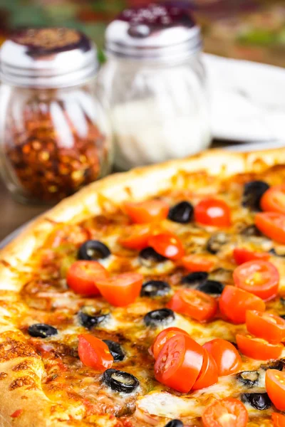 Pizza vegetariana con aceitunas y tomates cherry — Foto de Stock