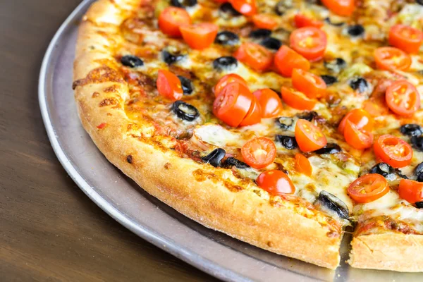 Pizza vegetariana con aceitunas y tomates cherry — Foto de Stock