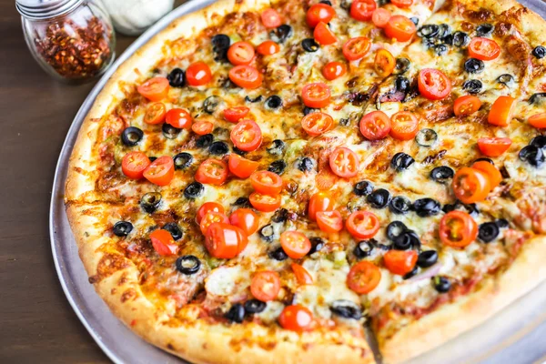 Pizza vegetariana con aceitunas y tomates cherry — Foto de Stock