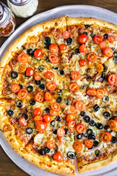 Pizza vegetariana con aceitunas y tomates cherry — Foto de Stock